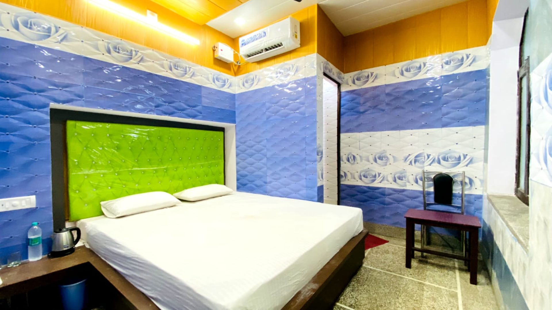 Hotel Metro in Hapur