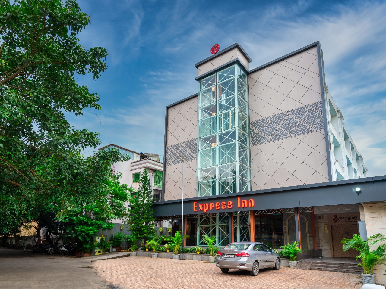 Hotel Express Inn in Boisar