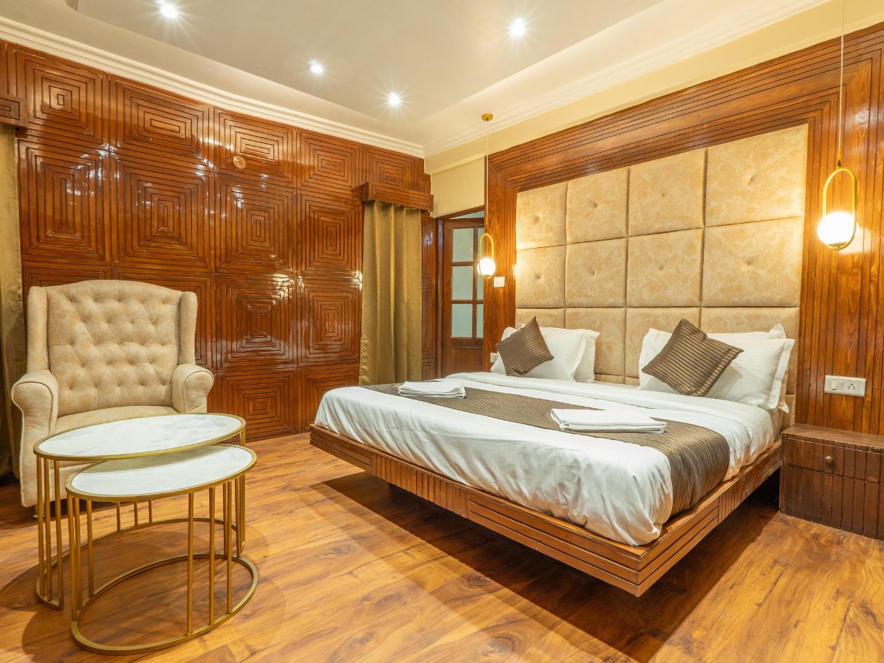 Villa Riverine Cafe And Riverview Residencies in Manali