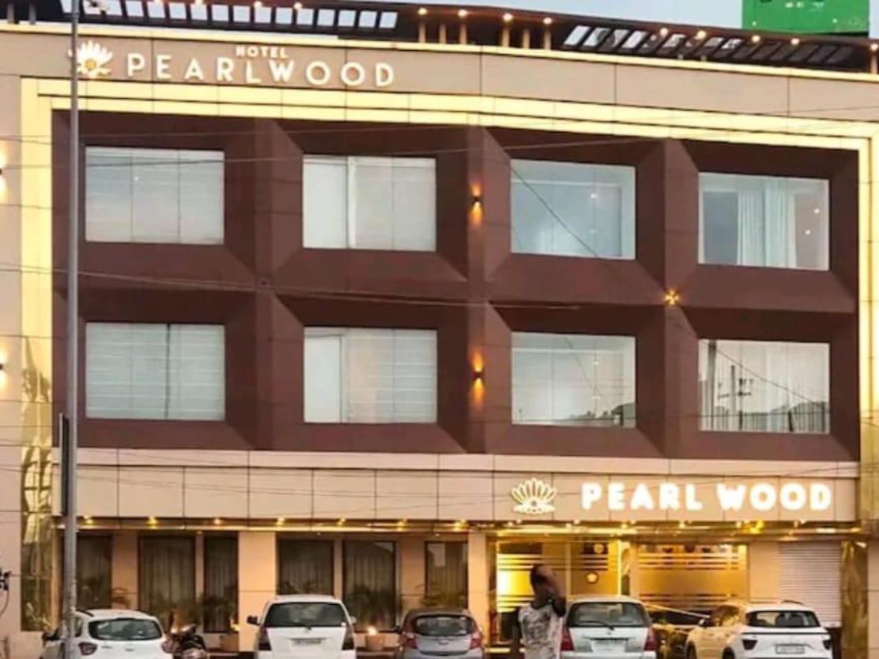 Hotel Pearl Wood in Zirakpur