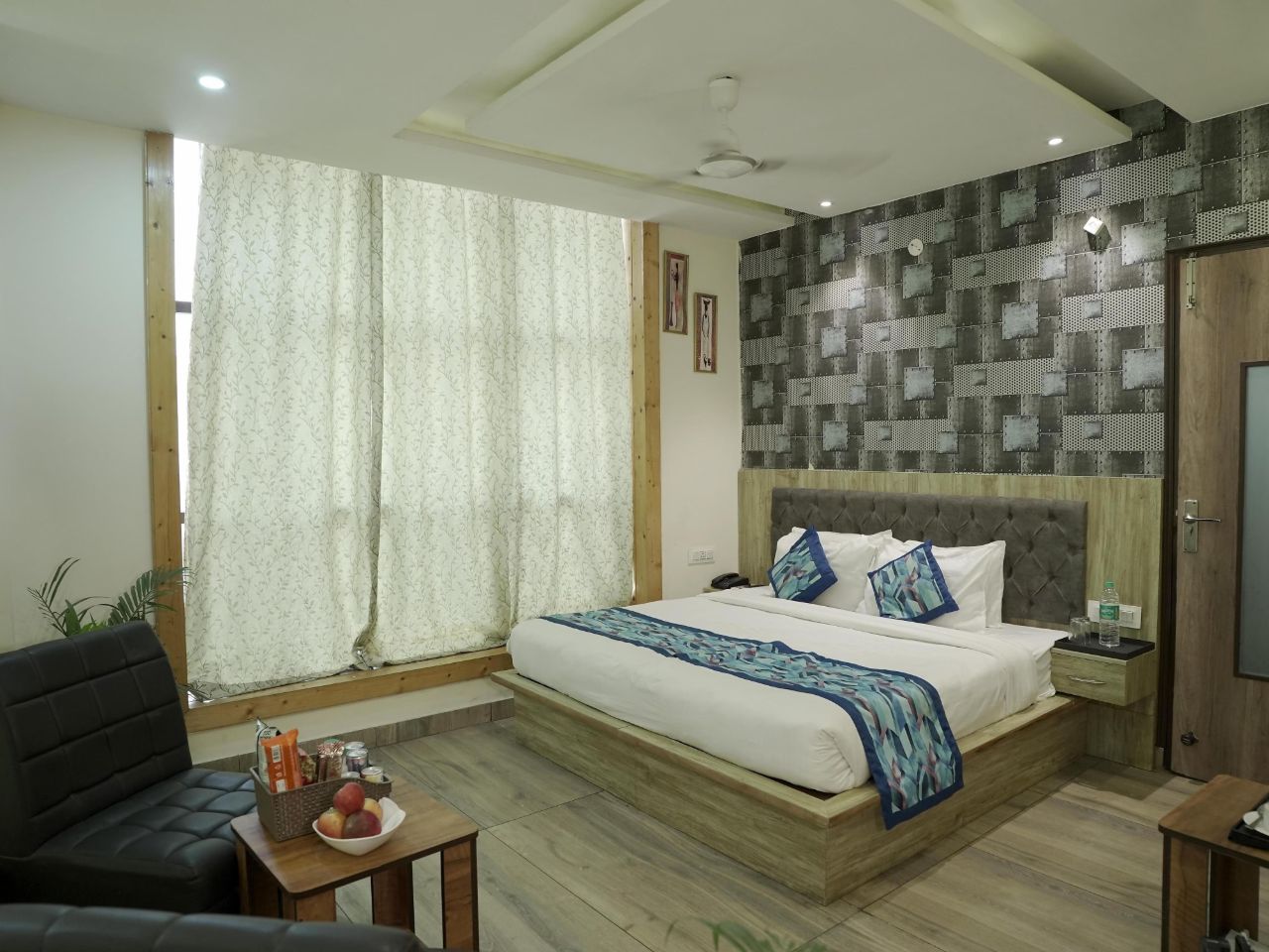 Hotel Glass Inn in Zirakpur