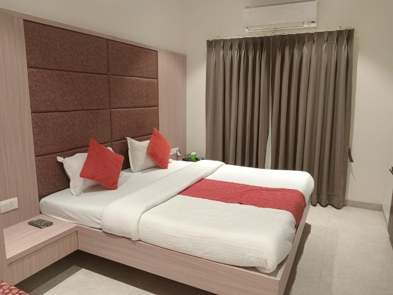 Hotel Rajshree in Ahmednagar