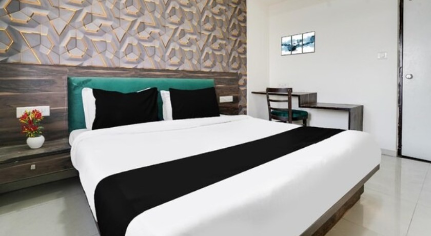 Hotel Dev Palace in Ahmedabad